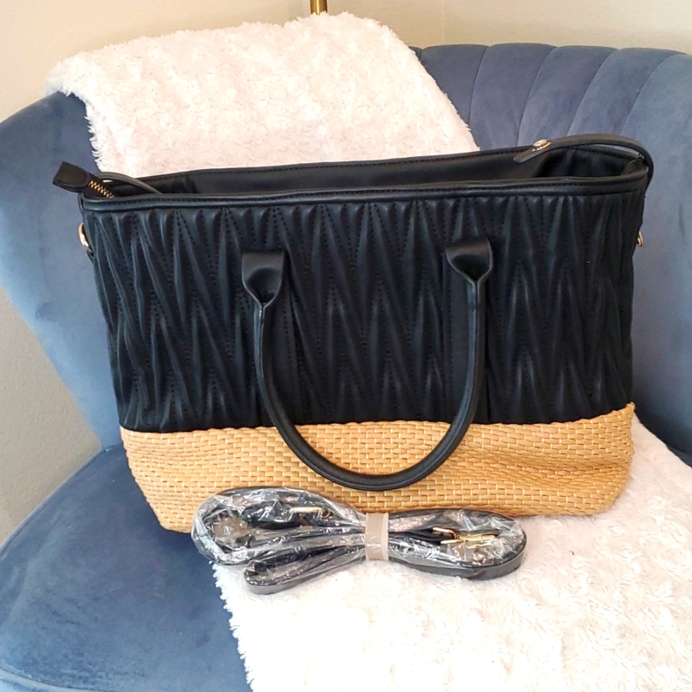 Shoulder bag with woven bottom